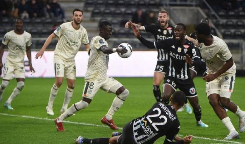 法甲焦点战:昂热VS洛里昂——攻防博弈下的胜负手与比分推演